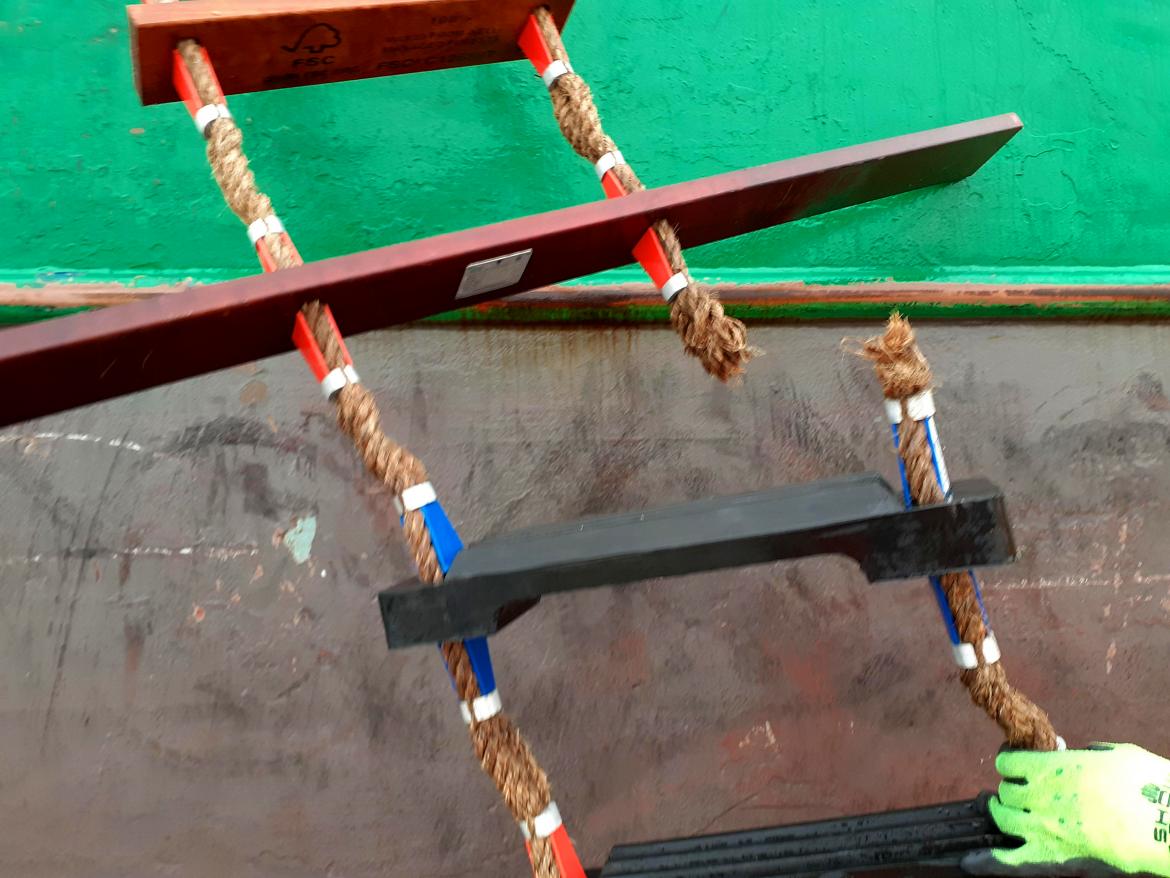 Pilot ladder where side ropes parted when in use (Reproduced with permission of the MAIB). 