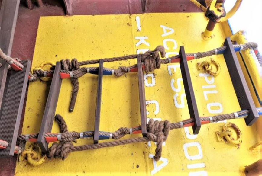 Rolling hitch knots being used to secure pilot ladders to approved main deck strong points (Reproduced with permission from Fremantle Ports). 