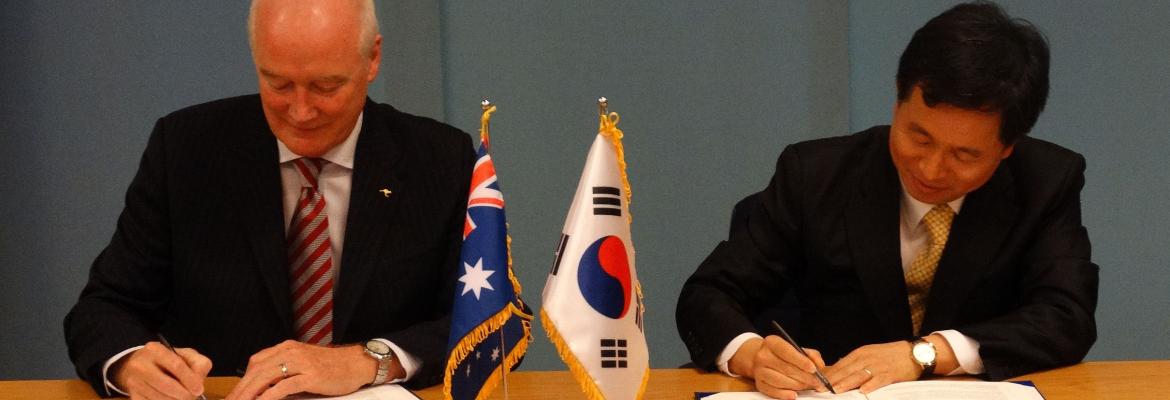 Mr Graham Peachey, AMSA Chief Executive Officer, and Mr Hyun-chul Lim Churl, Assistant Minister for Maritime Affairs and Safety Policy Bureau of the Republic of Korea Ministry of Oceans and Fisheries (MOF) sign the MoU