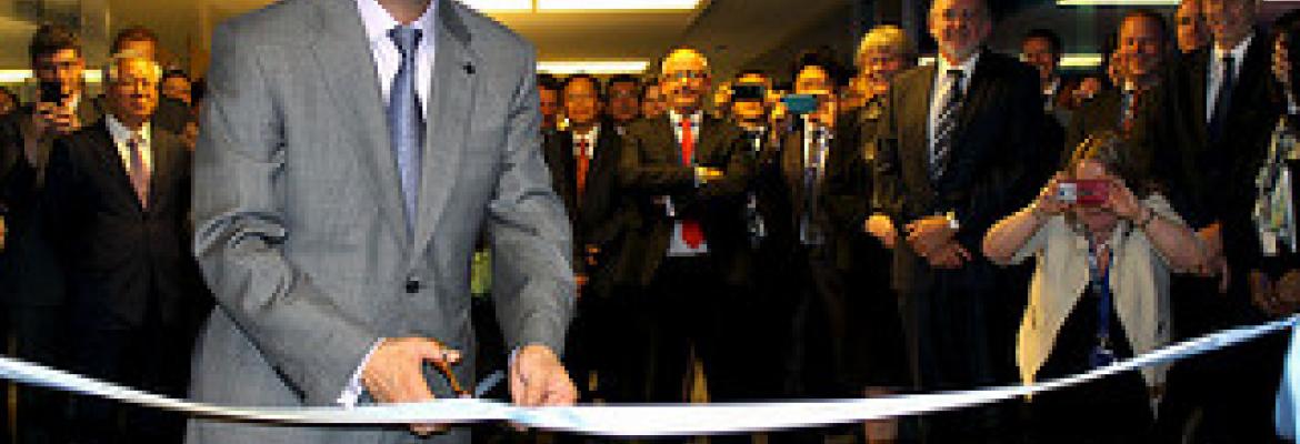 MO Secretary-General, Koji Sekimizu cuts the ribbon to officially inaugurate the new interactive display.